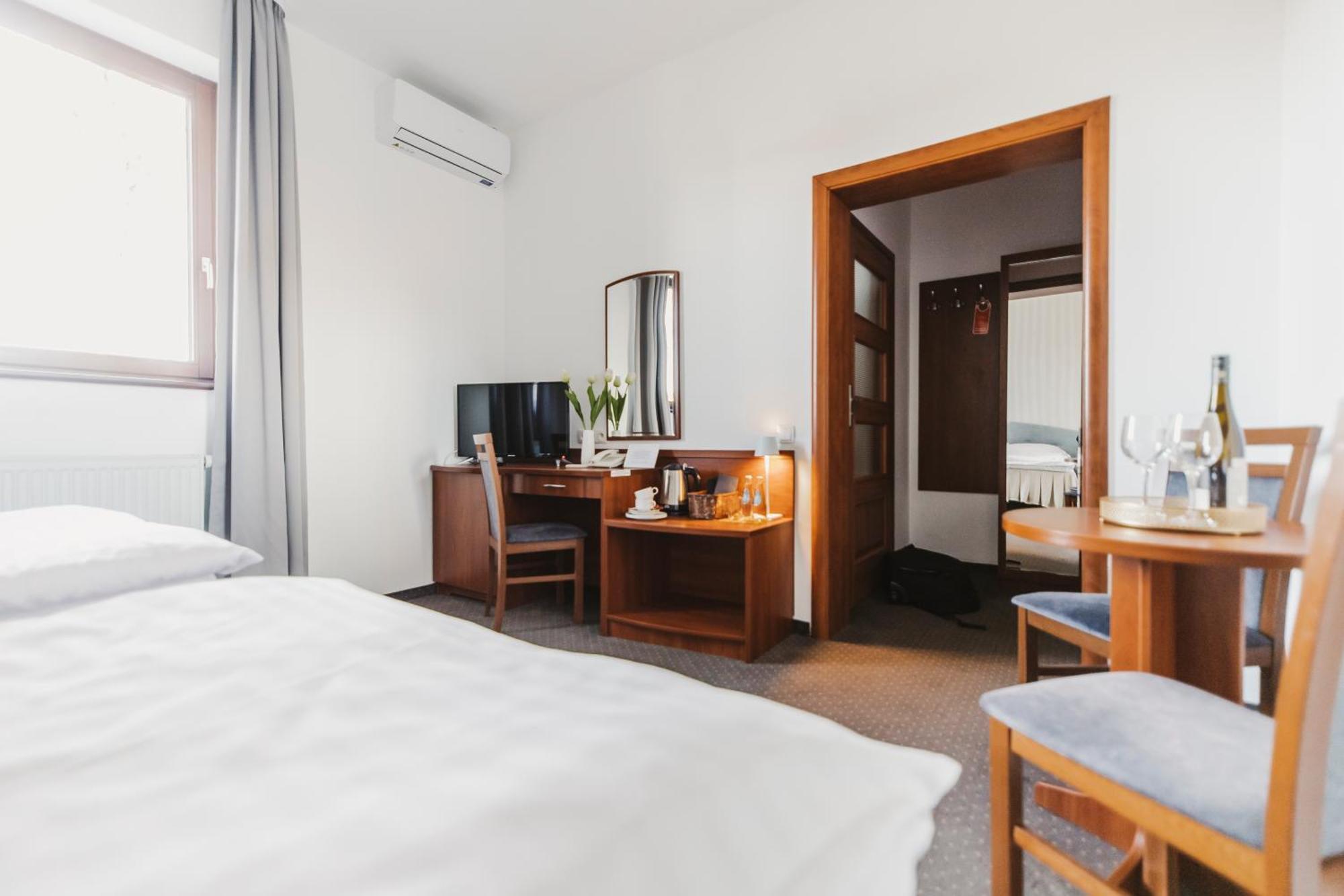 Hotel I Restauracja Borowianka Ostrów Wielkopolski 外观 照片