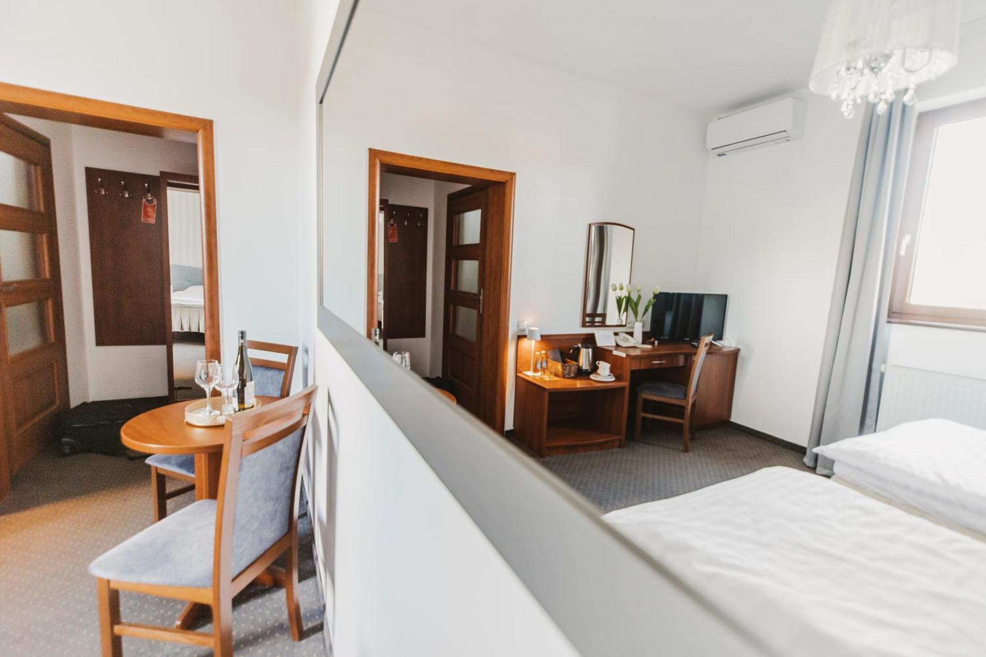 Hotel I Restauracja Borowianka Ostrów Wielkopolski 外观 照片
