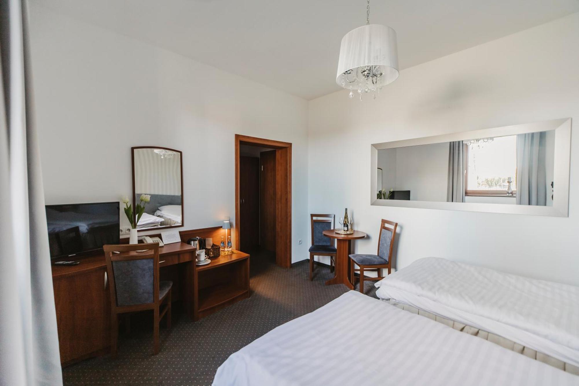 Hotel I Restauracja Borowianka Ostrów Wielkopolski 外观 照片